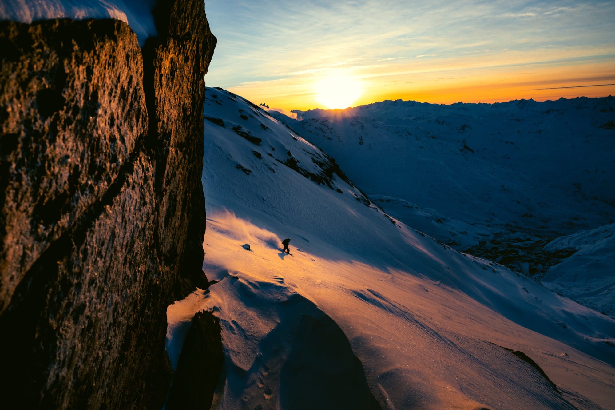 Descente hors-piste au coucher du soleil dans les Trois Vallées — moniteur de ski privé à Courchevel, Méribel et Val Thorens