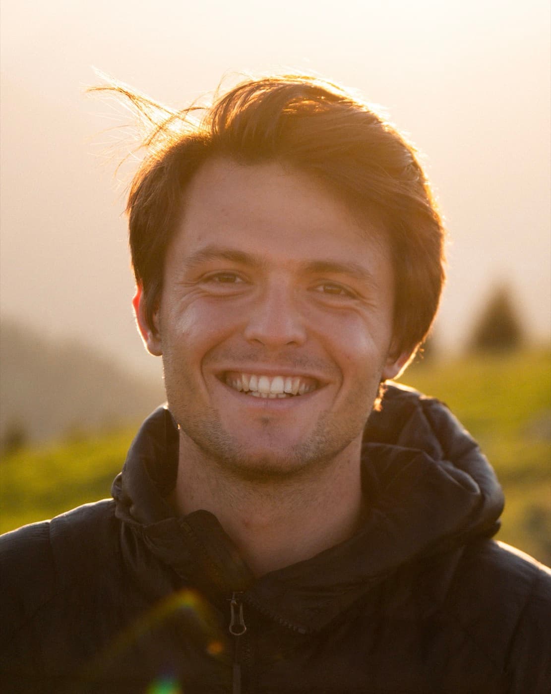 Portrait du moniteur de ski indépendant des Trois Vallées, sourire en lumière dorée