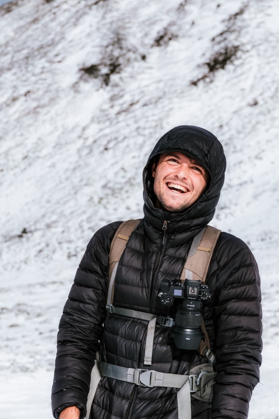 Moniteur de ski et photographe professionnel, appareil Nikon en montagne dans les Trois Vallées